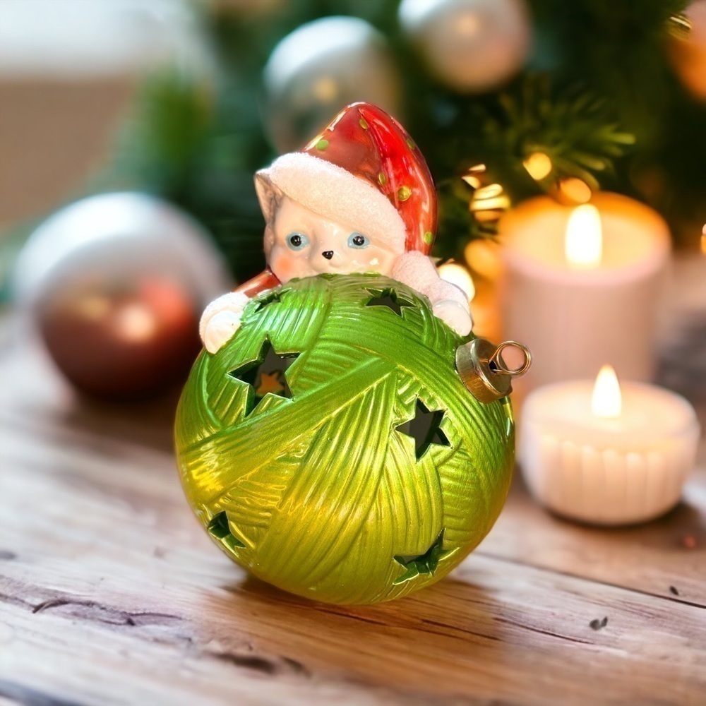 Home Reflections cat with yarn ornament, battery operated